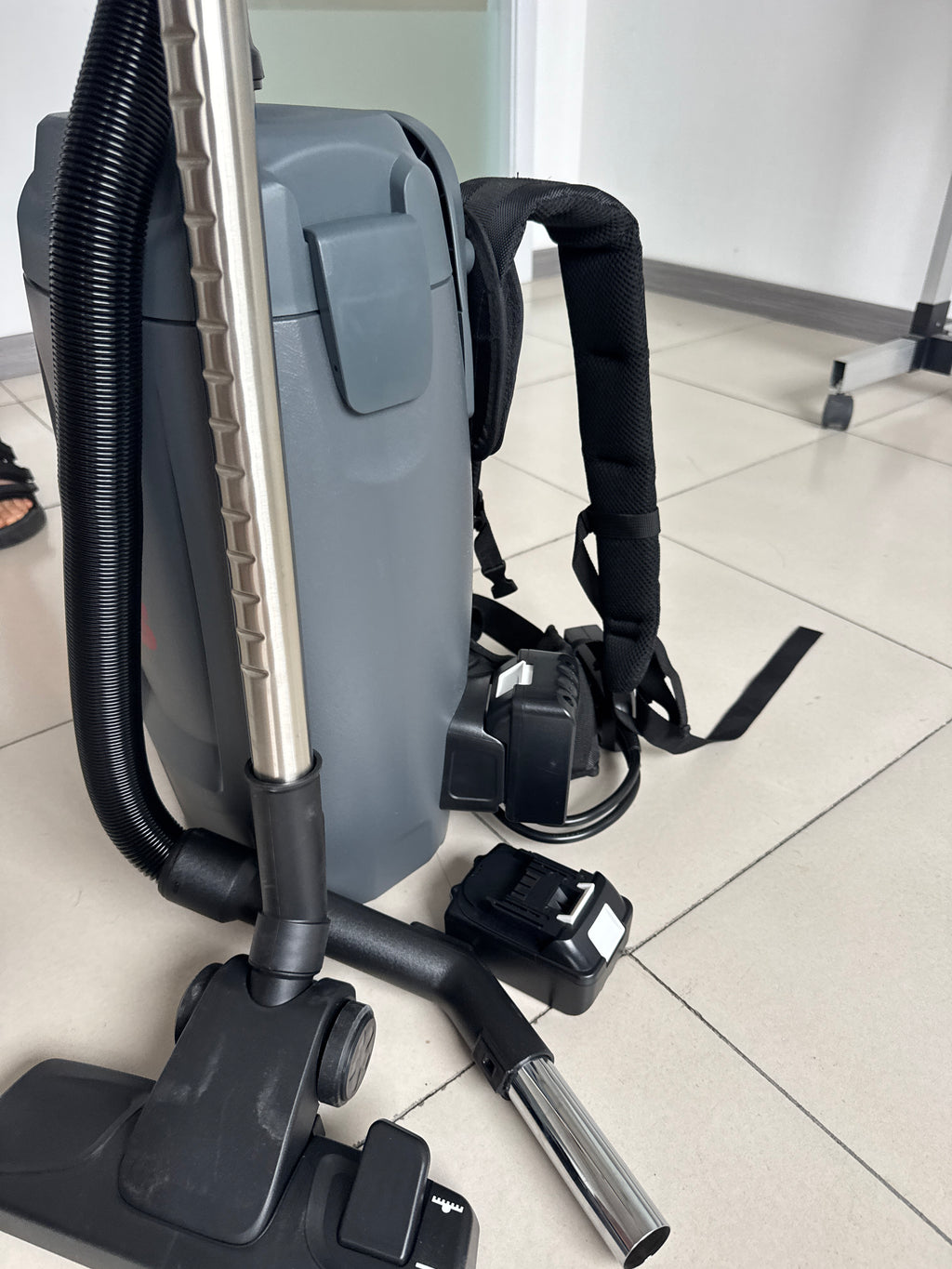 DAN'S Backpack Vacuum Cleaner – Cordless with 2 Batteries & Charger