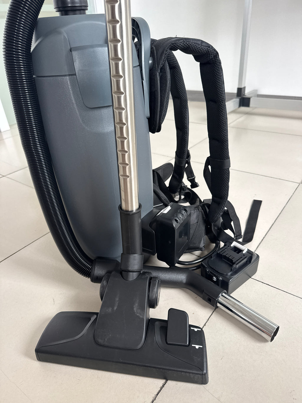 DAN'S Backpack Vacuum Cleaner – Cordless with 2 Batteries & Charger