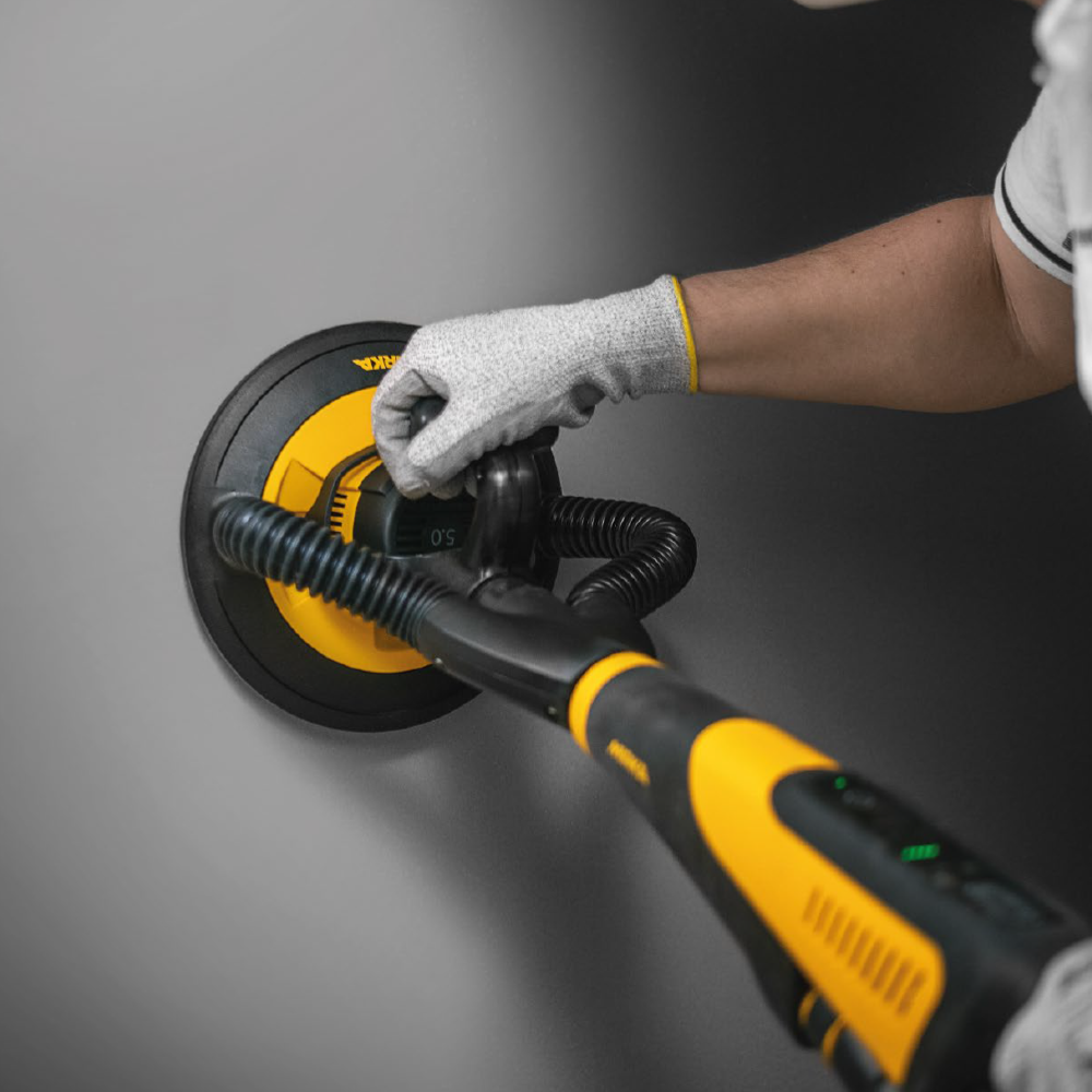 Sanding a plaster wall with the compact Mirka LEROS-S for a smooth finish