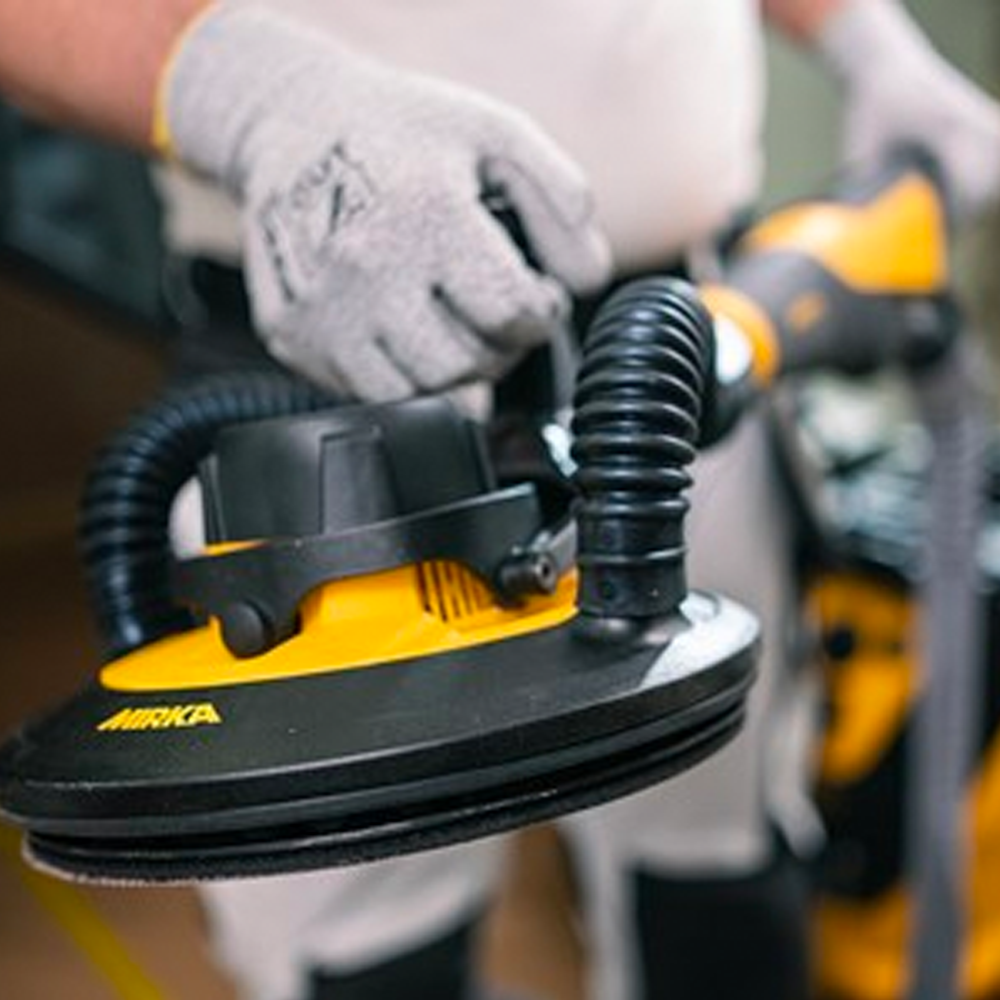 Close-up of the ergonomic grip on the Mirka LEROS-S 950CV compact sander